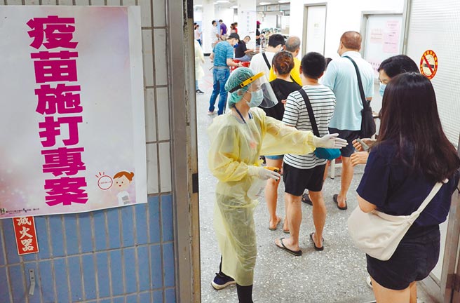 台北市长柯文哲指出，昨日新增7例中有4例是在开趴聚会而感染，他拜托大家在疫情期间不要开趴踢。图为24日虽是周末假日，不少民眾仍趁空前往北市成德区民活动中心疫苗接种站打疫苗。（姚志平摄）