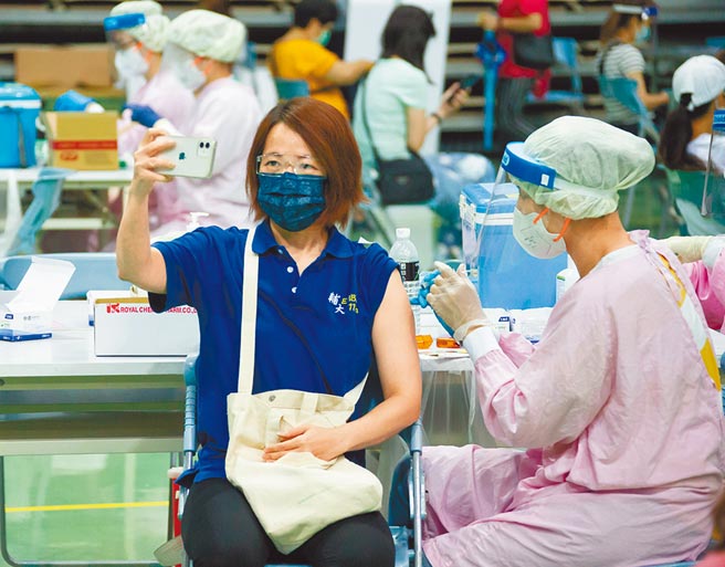 政府增订3600万剂莫德纳疫苗已完成签约，中广董事长赵少康提醒，如果半年前就已经买的莫德纳都无法到货，那么说要再买只会是空谈。图为民眾24日前往新庄体育馆打疫苗时，不忘边自拍留下难得的一刻。（罗永铭摄）