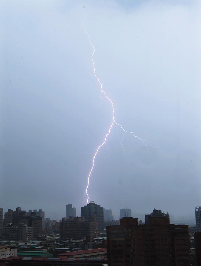 今年大乾旱，根据台电监测，上半年落雷次数不及5500次，是歷来少见新低。（本报资料照片）