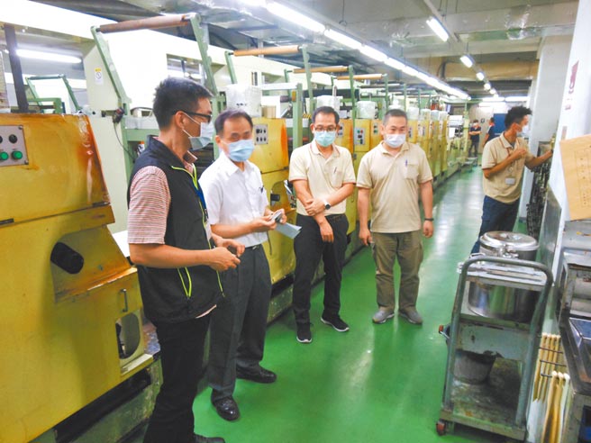 據勞動部統計指出，去年勞動條件勞動檢查場次3萬3092場次，只是總統蔡英文2016年上任當年6萬7194場次的一半，恐影響勞工權益。圖為新北勞檢處實施火災爆炸危害預防專案檢查。（新北市勞工局提供／許哲瑗新北傳真）