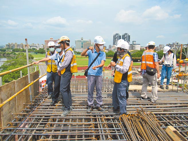 劳动条件劳动检查只剩一半，劳团呼吁劳检仍要维持一定量能，才能保障劳工权益，图为图为北市劳检处在工地稽查情形。（台北市劳动局提供／张立勋台北传真）