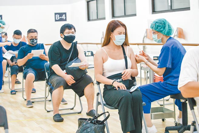 新冠肺炎疫苗开打以来，副作用一直是民眾关切的重点之一。图为医院替外送员专案接种新冠肺炎公费疫苗的画面。（本报资料照片）