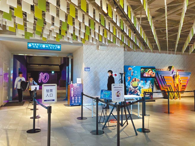 新北市府昨宣布降级措施，辖内15间电影院将恢復营业，步道也将全数开放。（新北市新闻局提供／蔡雯如新北传真）