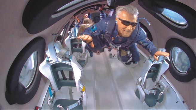 維珍集團董事長布蘭森11日搭自家太空船升空，領先競爭對手亞馬遜創辦人貝佐斯，成為第1位登上太空的億萬富豪。圖為布蘭森及同行乘客在艙內體驗太空無重力狀態。（摘自維珍銀河公司官網）