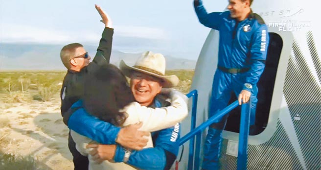 荷兰富二代戴蒙日前跟着全球首富贝佐斯（前右）一同上太空，他爆料曾告诉贝佐斯，自己不曾上亚马逊网购，似乎令这位电商龙头讶异。（摘自Blue Origin官网）