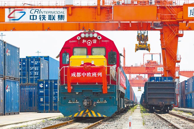 大陆外交部长王毅表示，欧盟对华「三重定位」相互矛盾，相互抵销。图为两列满载集装箱的中欧班列同时从成都国际铁路港驶出，分别发往德国罗斯托克和波兰斯瓦夫库夫。（中新社）