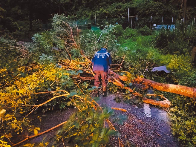 颱风带来的雨势影响新竹县山区道路通行，警方也投入抢通。（警方提供／庄旻静新竹传真）