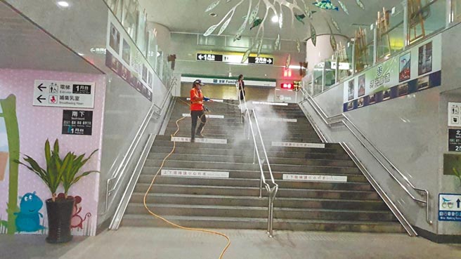 彰化县24日新增2名确诊者，彰化县卫生局公布足迹，台铁员林站进行大清消。（彰化县政府提供／吴敏菁彰化传真）