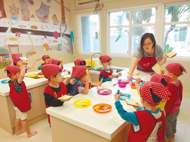 南投县幼儿园教职员工施打率已逾9成，自7月27日起有条件开放，图为此波疫情前，幼儿园上课情形。（南投县政府提供／陈淑芬南投传真）