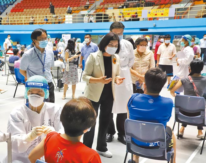 云林县政府启动校园防疫整备，县长张丽善（中）视察高中职以下教师施打疫苗情况。（张朝欣摄）