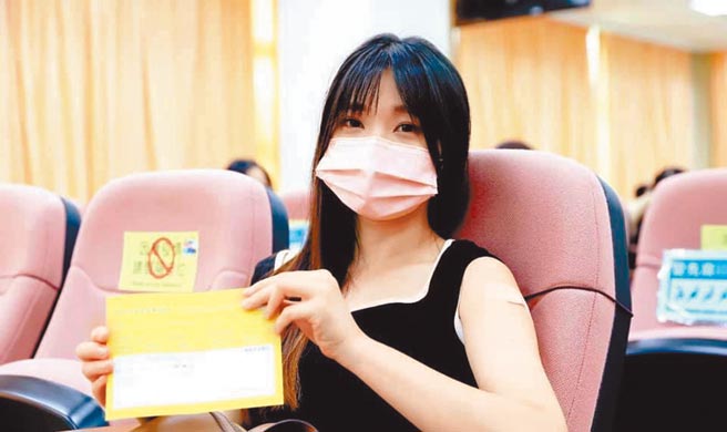 台南市各国小教职员工完成疫苗接种后，各国高中职校也将接续开打。（台南市政府提供／洪荣志台南传真）