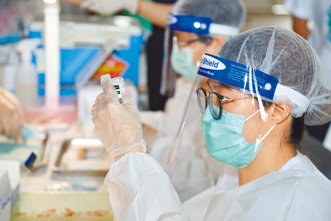 嘉义县有18间日间照顾中心，中心工作人员疫苗接种率98.9％，有9家已提报资料向社会局申请復业。（嘉义县政府提供／吕妍庭嘉义传真）