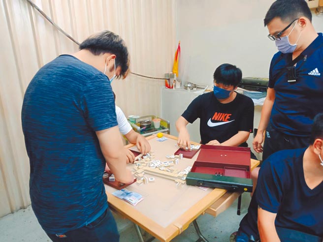 台南市警方在安南区民宅内查获民眾以麻将聚赌。（读者提供／程炳璋台南传真）
