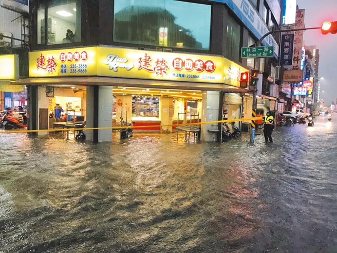 高市新兴区八德和林森路因19日晚间雷电雨交加，一度淹水至小腿肚，事后居民怒爆指幸福川的闸门忘了开启。（读者提供／石秀华高雄传真）