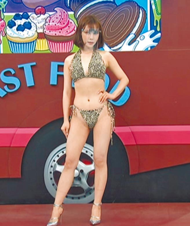 米恩奇穿豹纹比基尼，好身材一览无遗。（中天综合台提供）