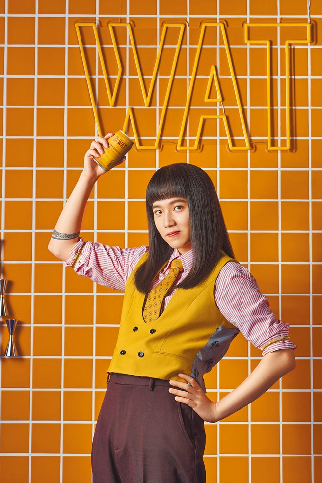 持修日前拍攝氣泡酒品代言廣告。（WAT提供）飲酒過量有害健康