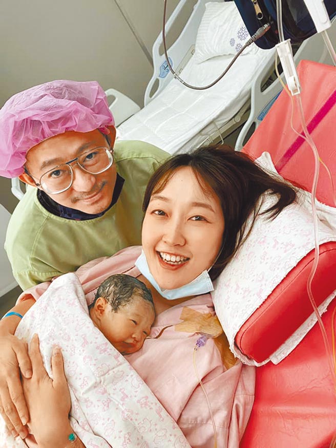巴钰（右）昨天产下一女，抱着小孩跟老公开心合照。（摘自脸书）