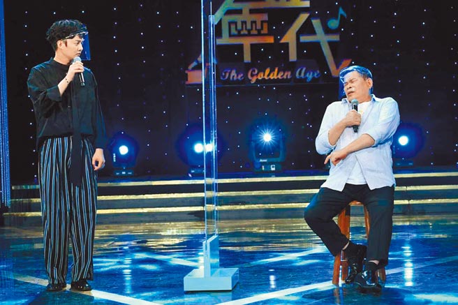 许富凯（左）看澎恰恰（右）边唱边模仿阿吉仔，觉得很传神。（华视提供）