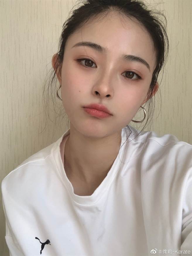 龔莉撞臉女神章子怡和石原聰美。（圖/翻攝自龔莉微博）