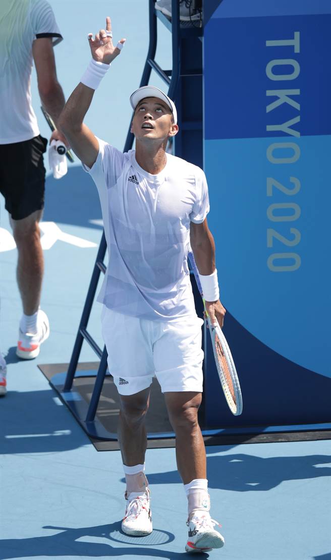 卢彦勋在比赛结束时，都会向天上的父亲致意。（季志翔摄）