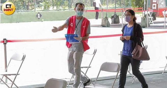 疫情下人人忧心染疫，却有一名法国型男Max（左）站出来，在新竹科学园区疫苗施打站担纲第一线志工。（图／黄耀徵摄）