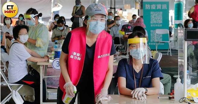 今年5月李佳璇从美国返台，在婆婆鼓励下加入志工行列，她希望大家一起努力，让台湾度过疫情。（图／黄耀徵摄）