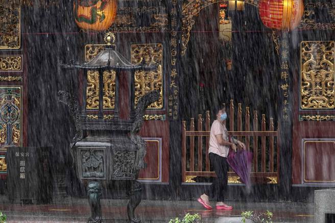 中南部今起到下周三(8月4日)连10天都有强对流降雨，有致灾可能，周三至周五，范围扩展至北部、东半部，也有午后雷阵雨。(黄子明摄)