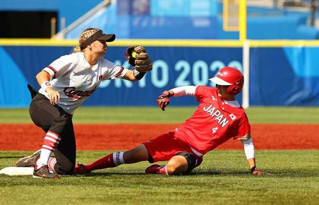 加拿大女垒与日本打进延长赛，最后挨了再见安打而输掉金牌战门票。（路透）