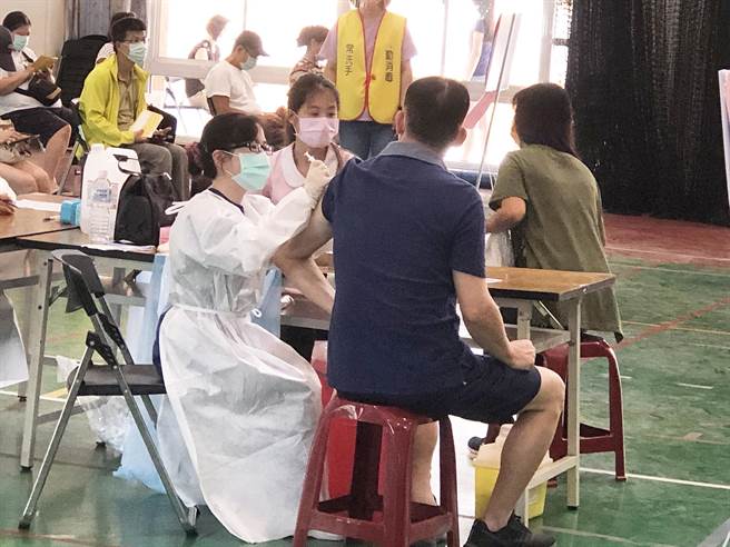 市议员呼吁市府交通局将现场第一线人员同步列入，保障客运业者从事业务上的安全。（陈世宗摄）