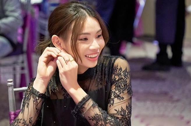 戴资颖难得穿透肤上衣，女人味十足。（图／IG@戴资颖）