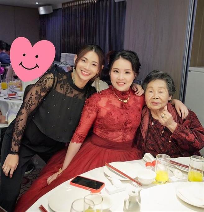 戴资颖（左）难得穿透肤上衣，女人味十足。（图／IG@戴资颖）