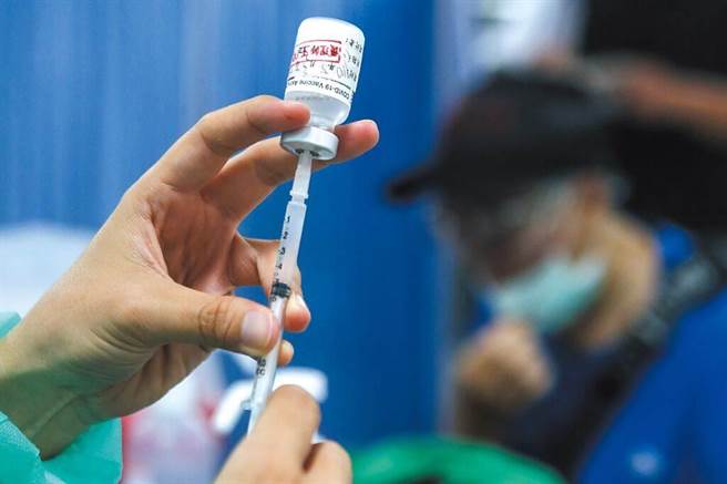 军警忧自己成为高端疫苗试验品，图为疫苗施打情景。（示意图／中时资料照）