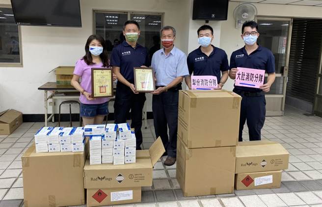 吳瓊華強調，病毒無情，人間有愛！疫情停止，愛心延續～希望這些最貼身實用的防疫用品能夠保護著每一個第一線的工作人員！（市議員吳瓊華服務處提供）