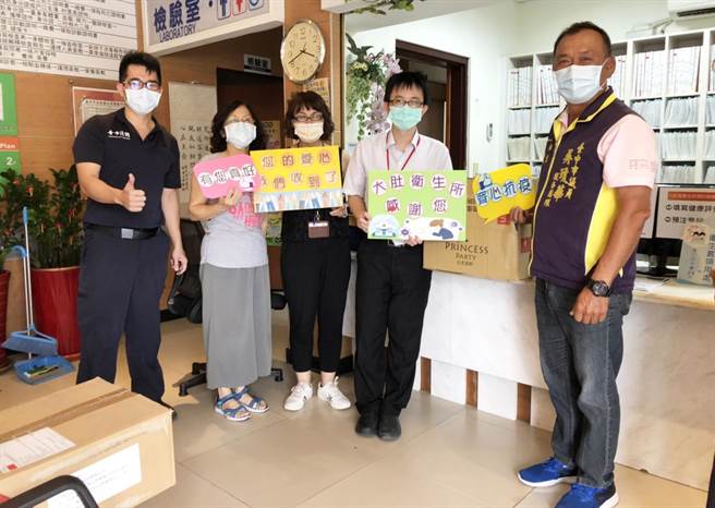 吳瓊華強調，病毒無情，人間有愛！疫情停止，愛心延續～希望這些最貼身實用的防疫用品能夠保護著每一個第一線的工作人員！（市議員吳瓊華服務處提供）