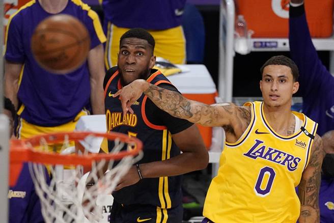 库兹马(右)在今年季后赛表现让人失望。(美联社资料照)