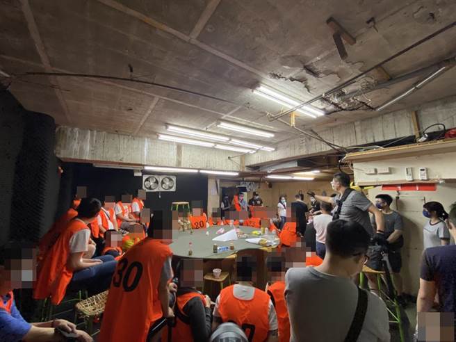 66人不顧三級警戒聚賭成沙丁魚，桃園市衛生局重罰462萬。(翻攝照片／蔡依珍桃園傳真)