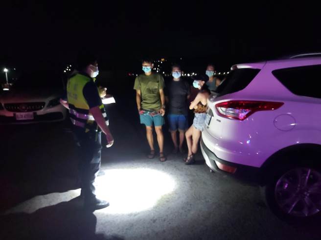 三級警戒最後周末假期，約有6位民眾25日闖入新北市金山區獅頭山公園風景區內沙灘舉辦營火趴。（翻攝）