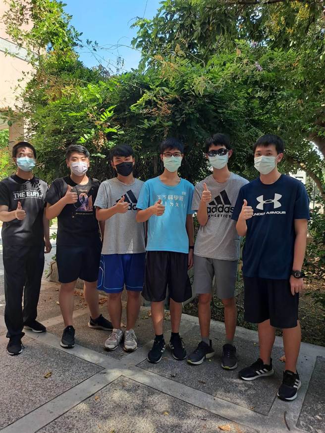 我国参加2021年第62届国际数学奥林匹亚竞赛共获1金3银2铜，6位选手由左至右分别为建中严暐华、乔奕翔、台师大附中辛玮轩、台中一中许博翔、廖郅凯、建中郑百里。（教育部提供／林志成台北传真）