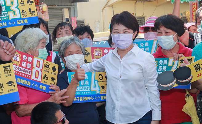 台中市长卢秀燕照顾偏远地区市民的交通需求，推出小黄公车，让更多民眾享有便利的公共运输。(图／台中市政府提供)