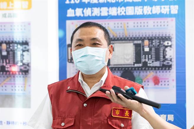 關於民進黨內部民調，新北市長侯友宜防疫滿意度高達8成，侯友宜今（26日）表示，面對疫情付出了很多血淋淋的教訓，要不斷的謙卑反省跟檢討。（新聞局提供）