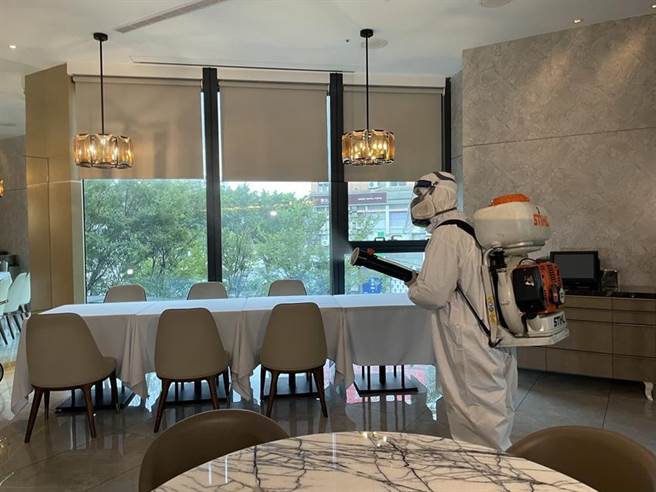 （王品集团启动防疫大作战，全台172家门店(不含双北、宜兰)仿照国军化学兵的高规格作业清消。图／王品集团提供）