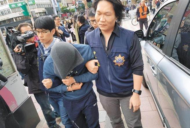 李姓男子（中）涉嫌多起大台北地区的白嫖强盗案，且专挑身材外貌姣好的日韩应召女下手。(本报资料照片)