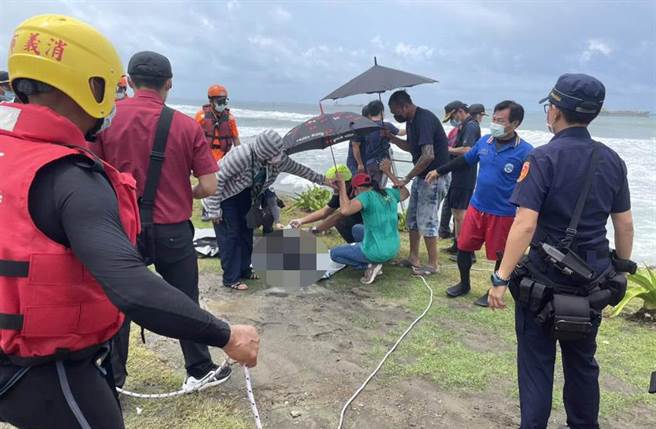 李姓父子25日在旗津区贝壳博物馆前海域落水失踪，李小弟弟上午遗体浮出水面被寻获。（民眾提供／袁庭尧高雄传真）