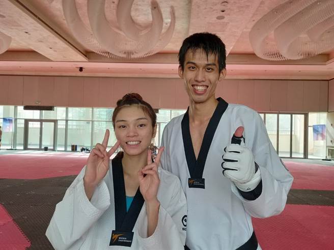 刘威廷(右)不幸在16强战输给亚塞拜然对手。(报系资料照)