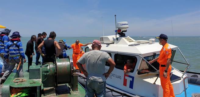 在金门母屿外海抢修海底电缆的工作船「鸿伟8号」昨传出1名船员激烈腹痛，金门海巡队火速派遣船只接驳上岸就医。（海巡提供）