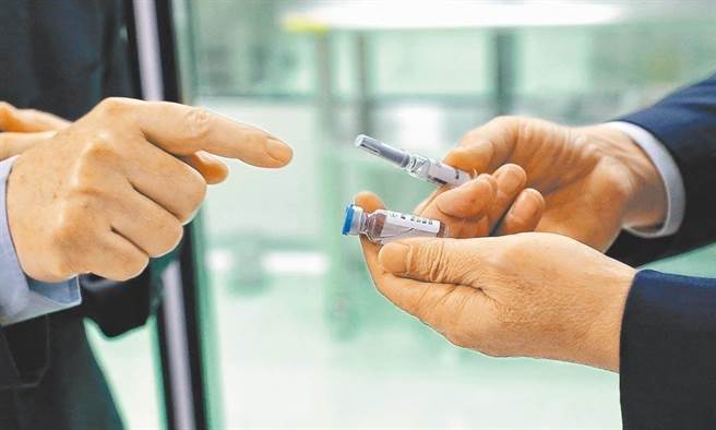 高端新冠疫苗即將列入公費施打，針對打了能否出國的疑慮，高端總經理陳燦堅說，台灣的「黃皮書」（疫苗接種記錄）是被認可的，比護照更有價值。(示意圖，總統府提供)