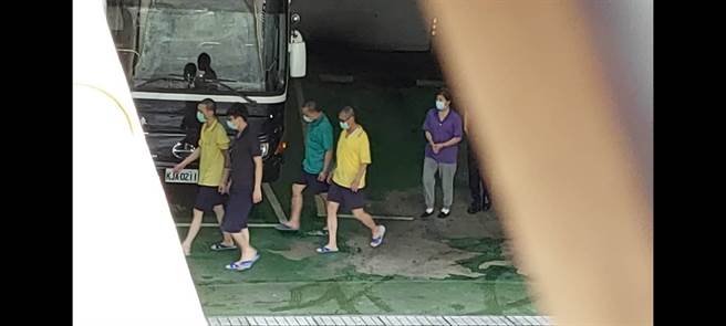 房仲于维智（右二）狠砍林男18刀致死，一审遭依杀人未遂罪判刑9年8月。（本报资料照片）