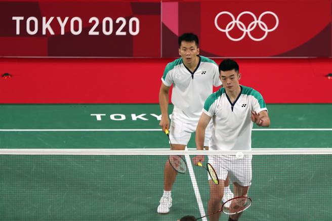 王齐麟（前）、李洋（后）在东奥羽球男双小组赛第2场获胜，仍有晋级机会。（香港体路提供）