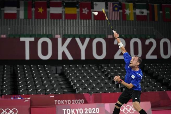 以色列羽球选手在空荡荡的体育馆奋战。（美联社）