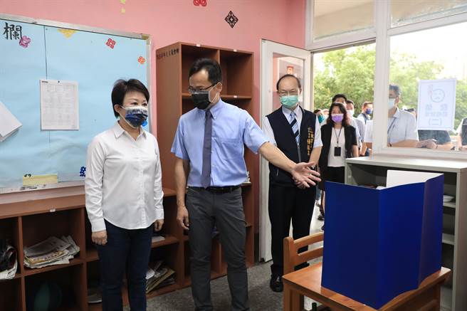 台中市长卢秀燕(左)视察台中一中考场。(林欣仪摄)